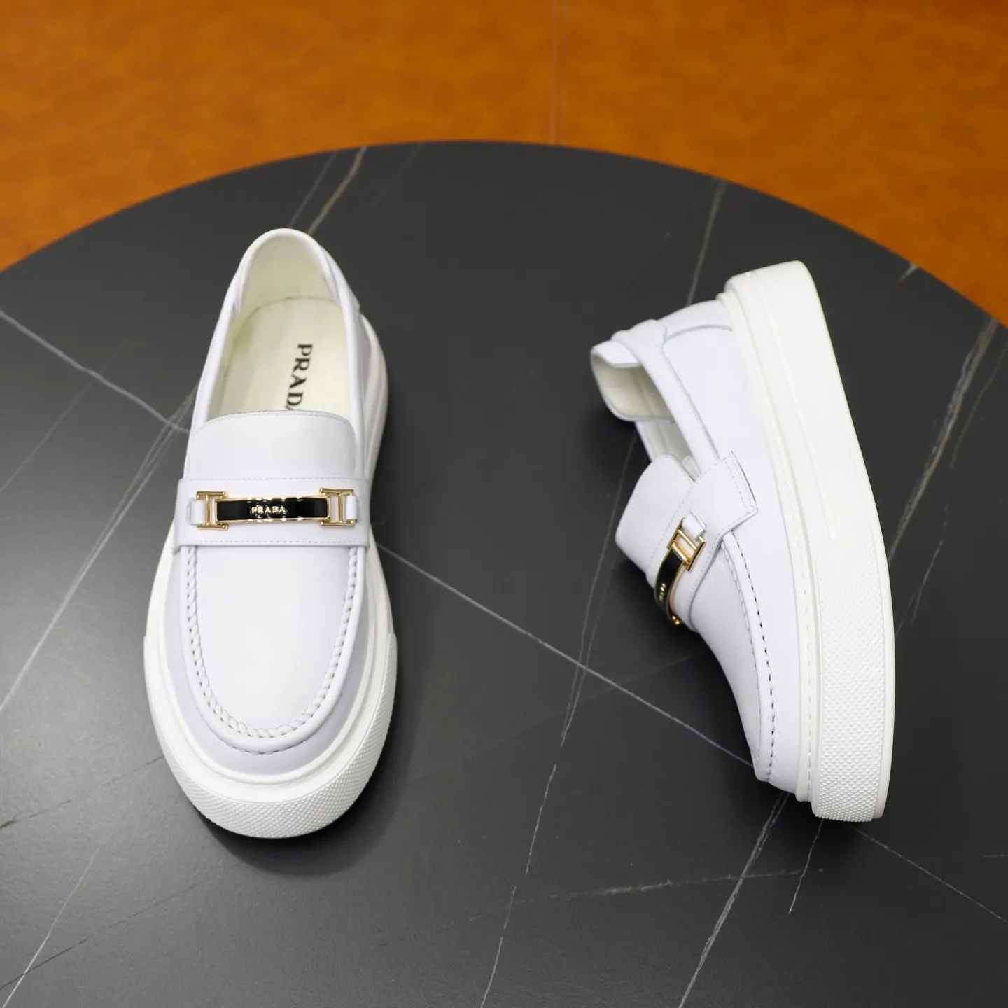 Ex-factory price: 500💰🙅‍♂️🙅‍♂️🙅‍♂️ Brand: PRADA Standard code: Men's code 38-44 (45 can be customized) Grade: Same style as the official website Original order quality Material: Original cowhide surface Comfortable lining Original outsole Style category: Men's fashionable casual leather shoes Distinguished big-name luxury elements Top luxury Color: Color of the actual picture